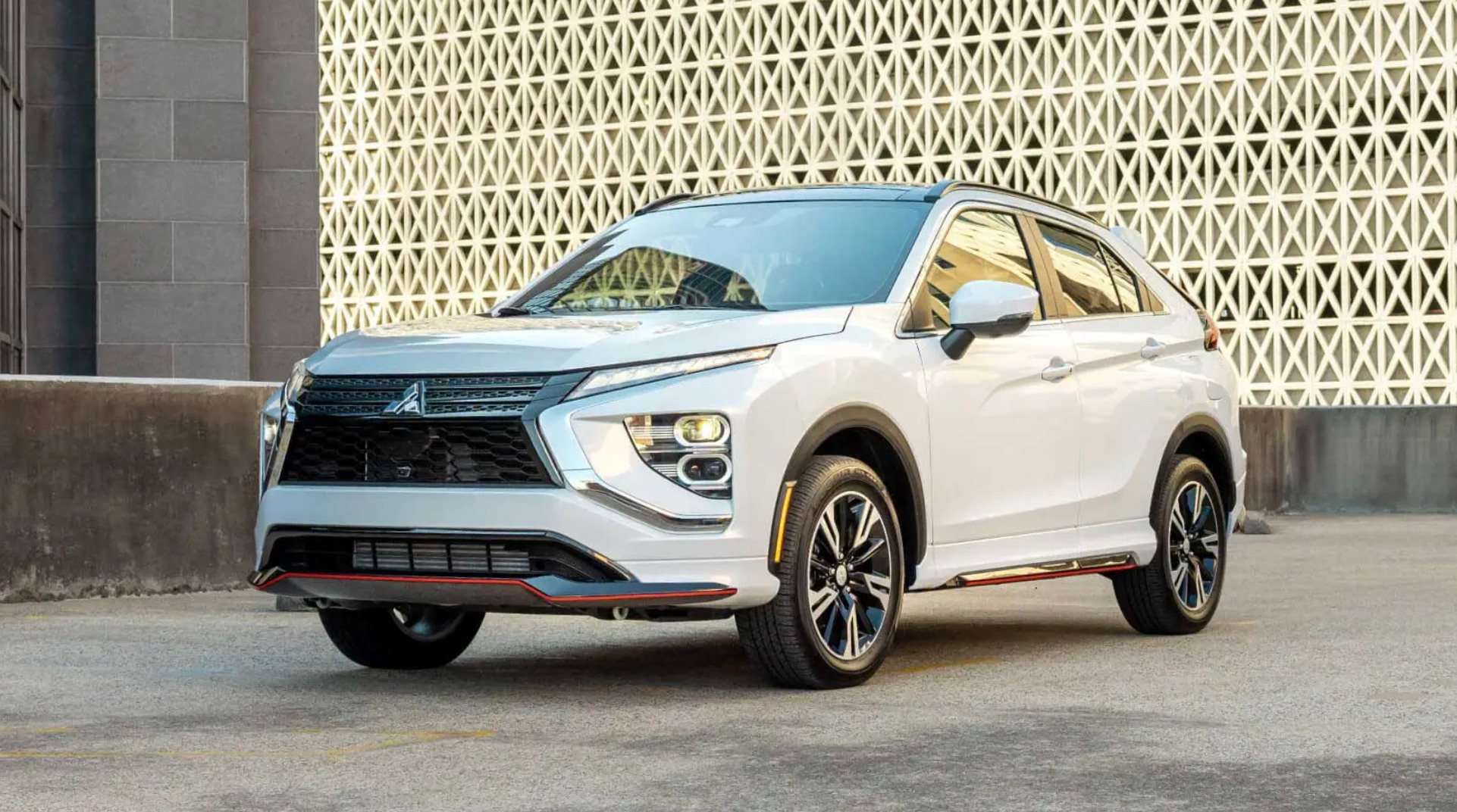 В РФ привезли партию новеньких Mitsubishi Eclipse Cross 2024