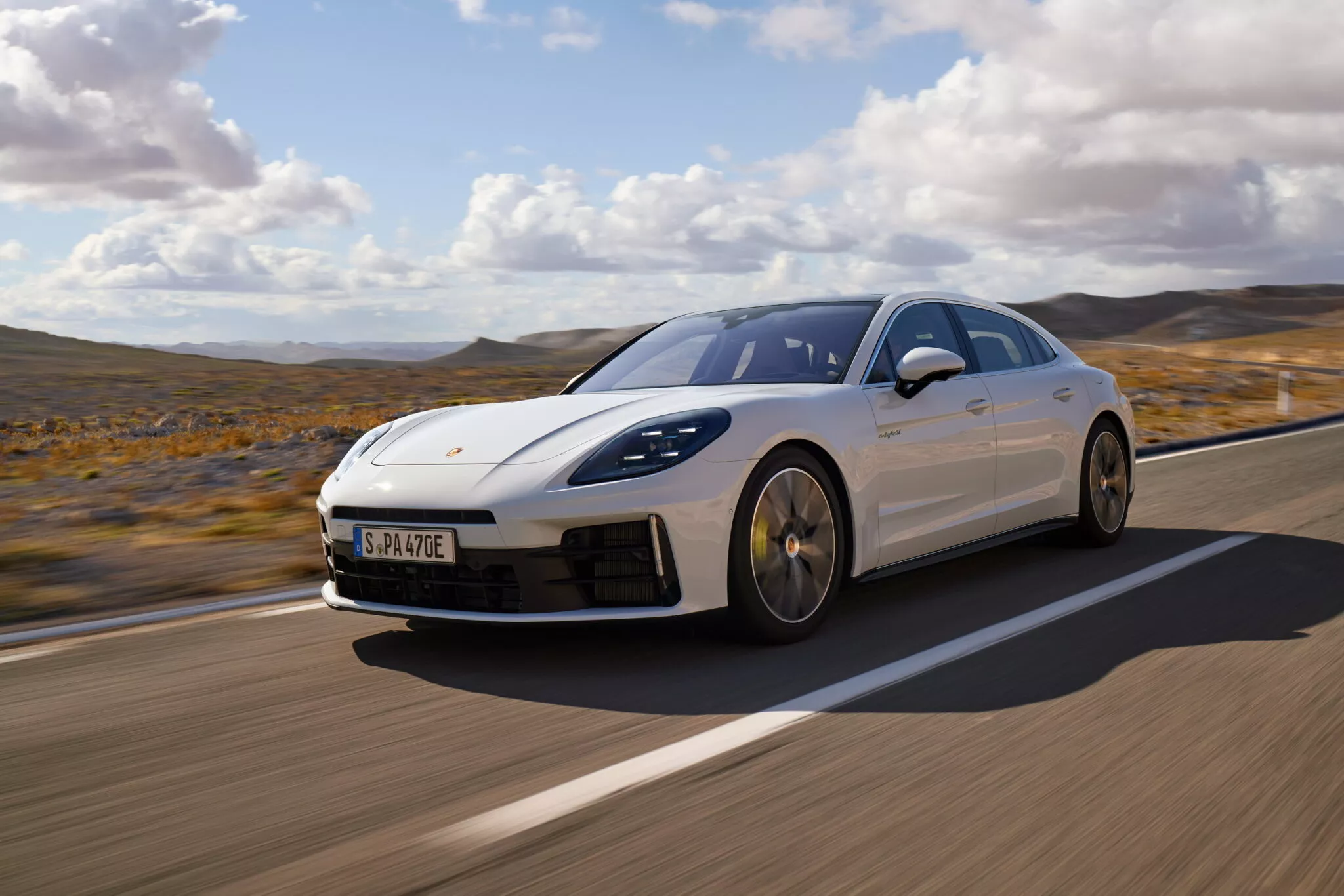 В России начались продажи новых Porsche Panamera 4 E-Hybrid и 4S E-Hybrid