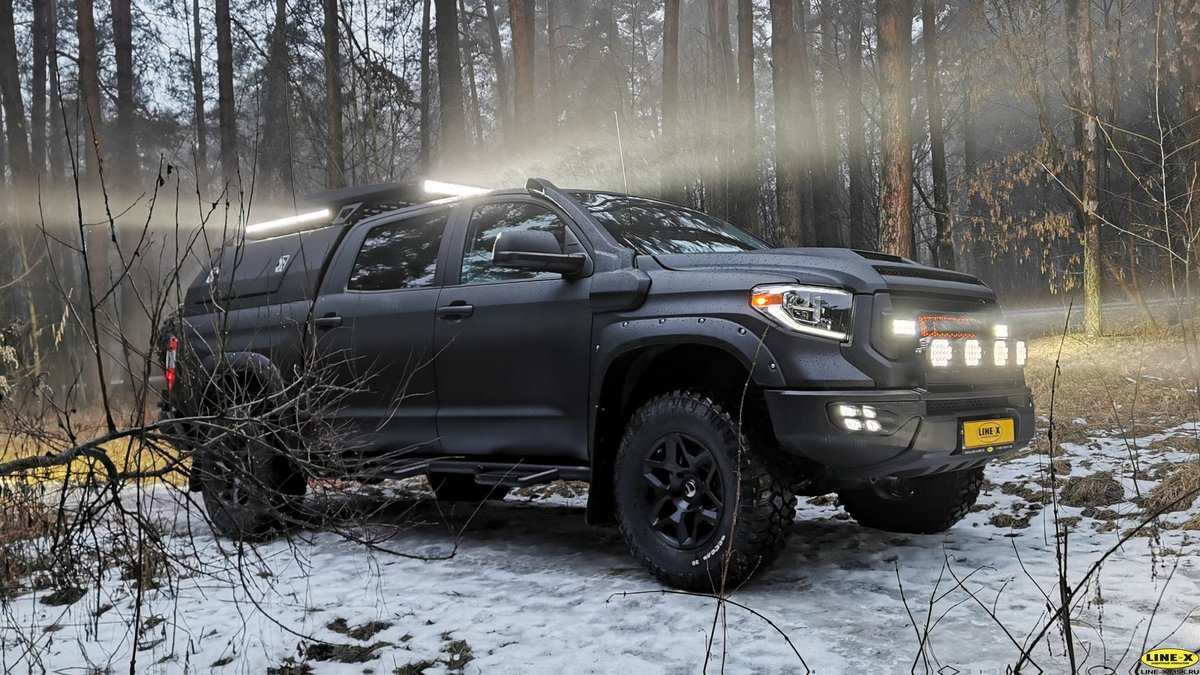 Toyota представила пикап Tundra с пятью огромными телевизорами